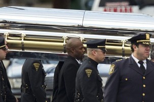 поліція охороняє могилу х’юстон від розграбування