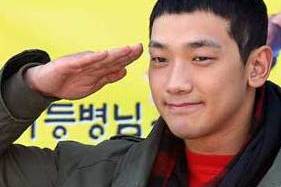 південно корейську поп зірку забрали в армію