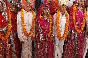 у індії 20 дівчаток видали заміж, рятуючи від рабства