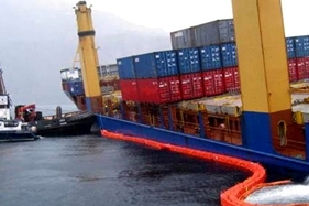 контейнеровоз сів на мілину в норвегії: 14 врятовані