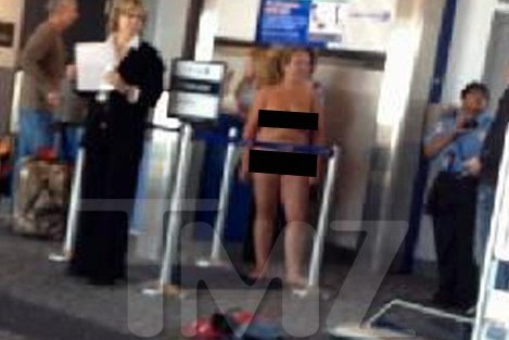 жінка роздяглася догола в аеропорту сша