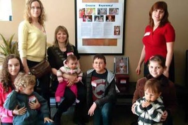 росіяни в канаді продають речі, щоб врятувати дитину